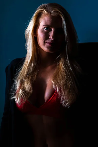 Een Prachtig Blond Model Geniet Van Een Dag Thuis Voor — Stockfoto