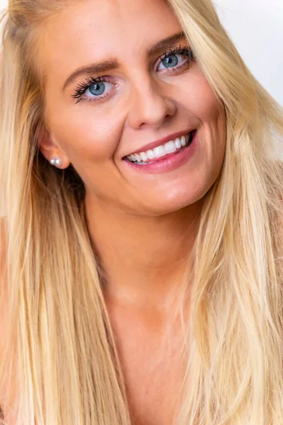 Een Prachtig Blond Model Geniet Van Een Dag Thuis Voor — Stockfoto