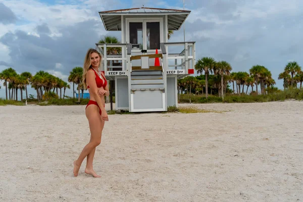 Красивая Блондинка Модель Бикини Наслаждается Погодой Пляже Позируя Возле Спасательной — стоковое фото