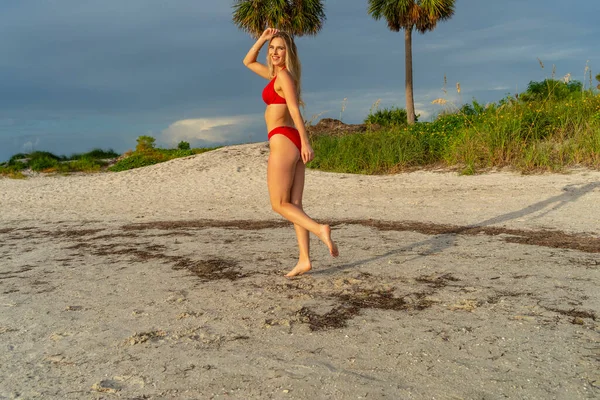 Красива Блондинка Бікіні Модель Насолоджується Погодою Відкритому Повітрі Пляжі — стокове фото