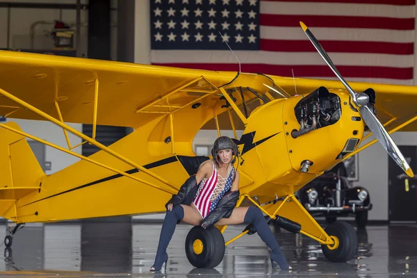 Egy Gyönyörű Szőke Modell Pózol Egy Régi Második Világháborús Repülőgéppel — Stock Fotó