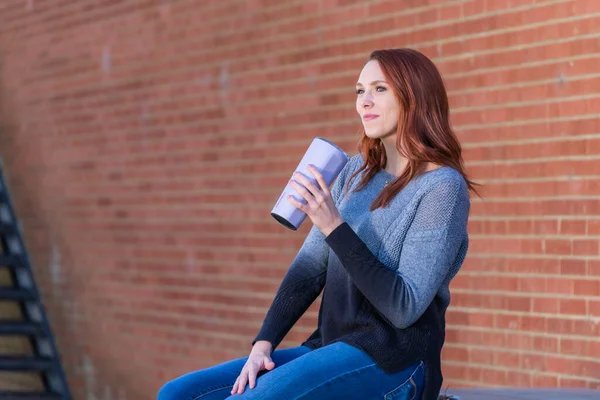 Une Superbe Mannequin Blonde Profite Une Journée Printemps Plein Air — Photo