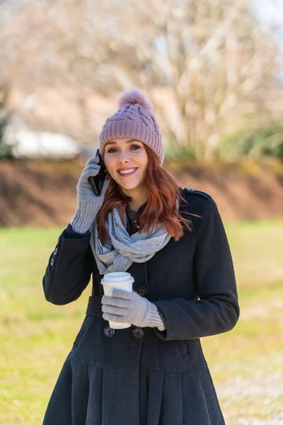 Een Prachtig Blond Model Geniet Van Een Winters Dag Buiten — Stockfoto