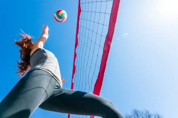 Modelo Fitness Pelirrojo Preparándose Para Jugar Voleibol — Foto de Stock