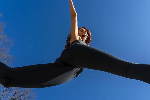 Modelo Fitness Pelirrojo Preparándose Para Jugar Voleibol — Foto de Stock