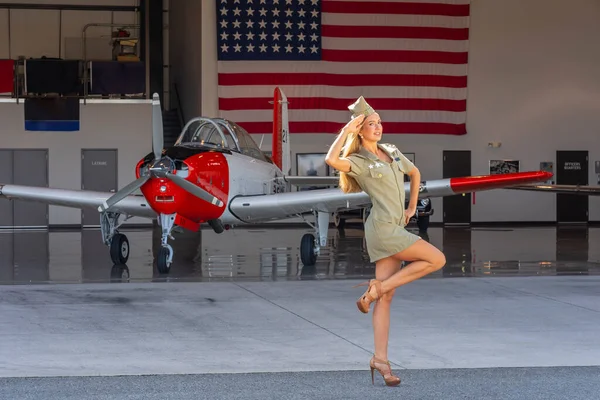 Piękna Blondynka Modelka Pozuje Klasycznym Samolotem Czasów Wojny Światowej — Zdjęcie stockowe