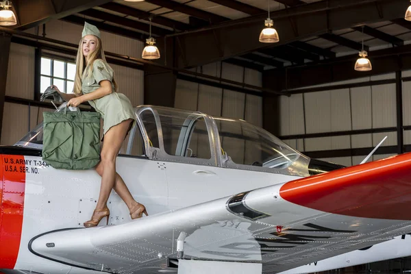 Beautiful Blonde Model Poses Vintage Wwii Aircraft — Stock Photo, Image