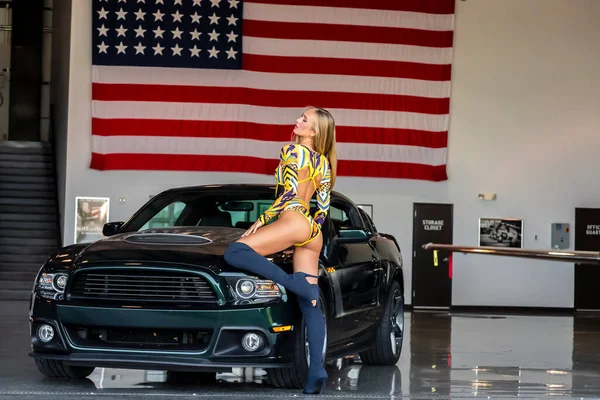 Een Prachtig Blond Model Poseert Met Een Amerikaanse Spier Auto — Stockfoto