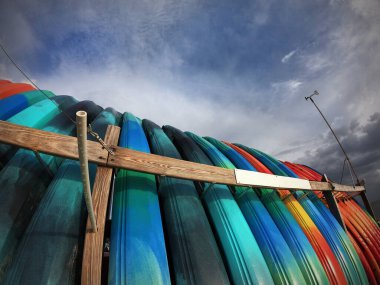 Güneş Florida sahilindeki bir grup kanoya batıyor.