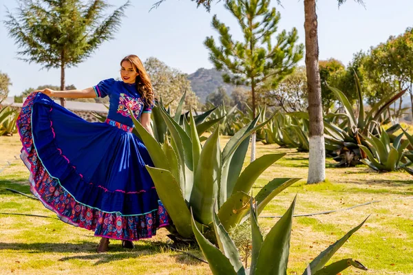 一个华丽的西班牙裔布鲁内特模特在墨西哥哈辛达的户外摆姿势 — 图库照片