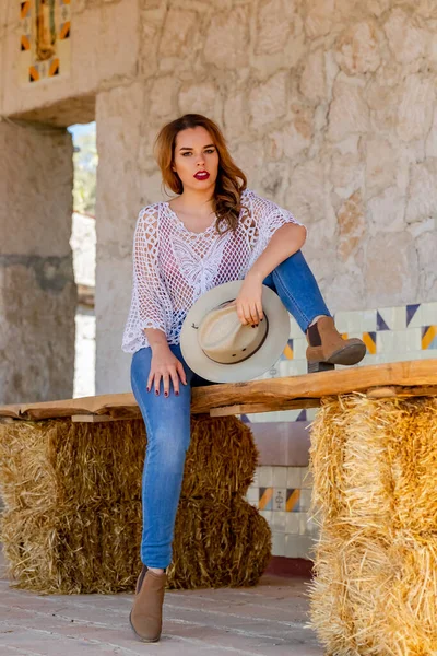Een Prachtige Spaanse Brunette Model Poseert Buiten Een Mexicaanse Hacienda — Stockfoto