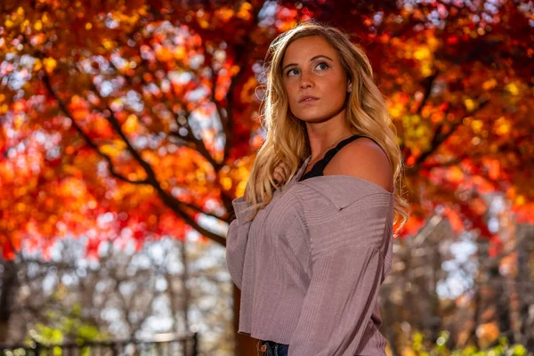 Magnifique Mannequin Blonde Profite Une Journée Automne Plein Air Dans — Photo