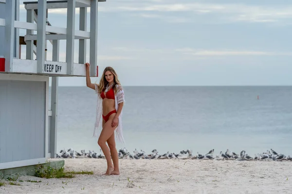Egy Gyönyörű Szőke Bikini Modell Élvezi Időjárás Szabadban Strandon Miközben — Stock Fotó
