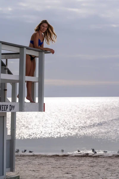 Beautiful Blonde Bikini Model Enjoys Weather Outdoors Beach While Posing — Stock Photo, Image