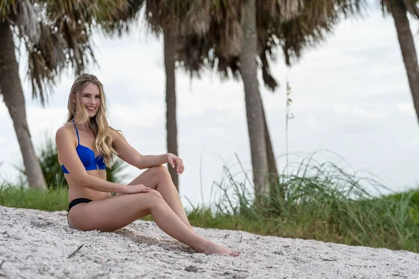 Beau Modèle Bikini Blond Profite Temps Plein Air Sur Plage — Photo