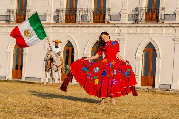 Великолепная латиноамериканская модель брюнетки позирует на открытом воздухе в домашней обстановке