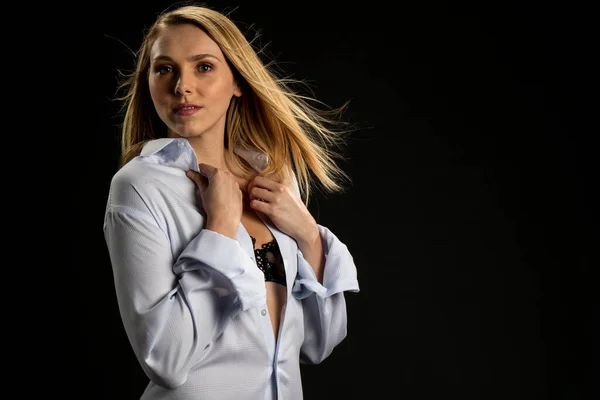 Een Prachtig Blond Model Poseren Een Studio Omgeving — Stockfoto