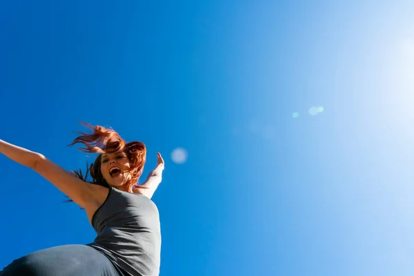 Een Roodharig Fitnessmodel Dat Zich Voorbereidt Volleybal — Stockfoto