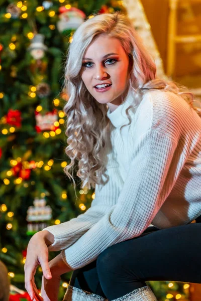 Wspaniała Blondynka Model Cieszy Się Sezonie Świątecznym Domu Choinką Prezenty — Zdjęcie stockowe