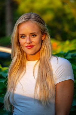 Muhteşem sarışın bir bikini mankeni havuz başında bir yaz gününün tadını çıkarıyor.