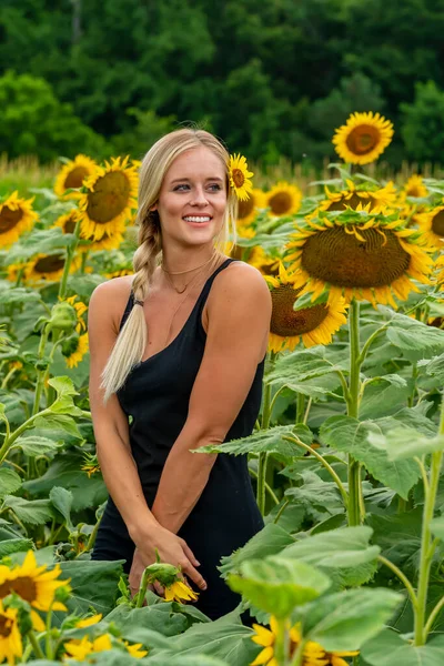 Vacker Blond Modell Poserar Utomhus Ett Fält Solrosor Medan Njuter — Stockfoto