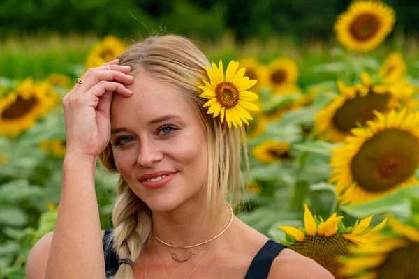 Una Splendida Modella Bionda Posa All Aperto Campo Girasoli Mentre — Foto Stock