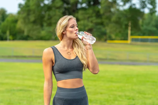 Lindo Modelo Fitness Loira Desfruta Dia Verão Livre Parque — Fotografia de Stock