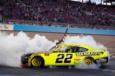 Austin Cindriç (22), Avondale, Arizona 'daki Phoenix Pist' te düzenlenen 2020 NASCAR Xfinity Serisi Şampiyonasını kutluyor..