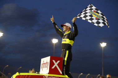 Austin Cindriç (22), Avondale, Arizona 'daki Phoenix Pist' te düzenlenen 2020 NASCAR Xfinity Serisi Şampiyonasını kutluyor..