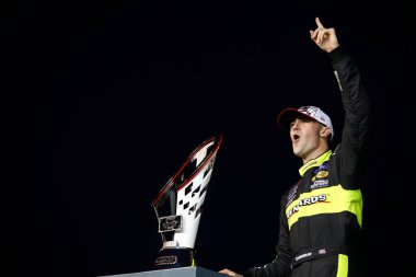 Austin Cindriç (22), Avondale, Arizona 'daki Phoenix Pist' te düzenlenen 2020 NASCAR Xfinity Serisi Şampiyonasını kutluyor..