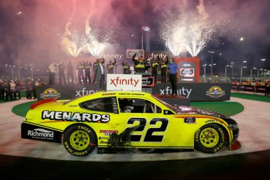 Austin Cindriç (22), Avondale, Arizona 'daki Phoenix Pist' te düzenlenen 2020 NASCAR Xfinity Serisi Şampiyonasını kutluyor..