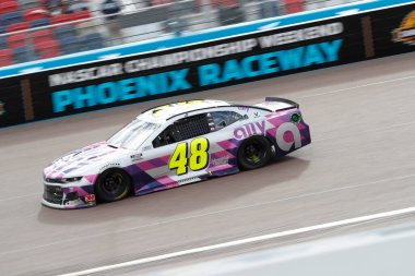 Jimmie Johnson (48) Avondale, Arizona 'daki Phoenix Hipodromu' nda sezon finali için yarışır..