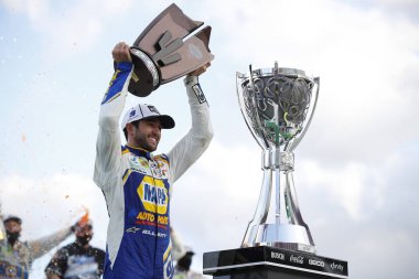 Chase Elliott (9) Avondale, Arizona 'daki Phoenix Pist' te NASCAR Kupa Serisi Şampiyonasını kazandı..