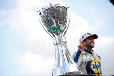 Chase Elliott (9) Avondale, Arizona 'daki Phoenix Pist' te NASCAR Kupa Serisi Şampiyonasını kazandı..
