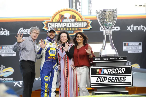Chase Elliott (9) Avondale, Arizona 'daki Phoenix Pist' te NASCAR Kupa Serisi Şampiyonasını kazandı..