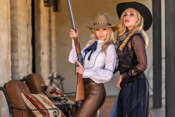 Dos Hermosas Modelos Rubias Vestidas Como Vaqueras Disfrutando Del Clima —  Fotos de Stock