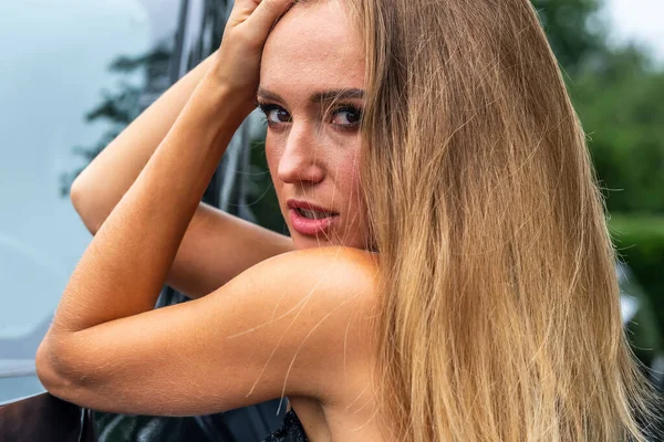 Ein Hinreißendes Blondes Model Posiert Einem Herbsttag Mit Einem Schwarzen — Stockfoto