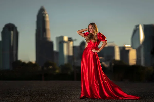 Gorgeous Blonde Model Poses Outdoors Her Evening Dress — Stock Photo, Image