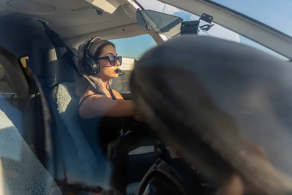 Sarışın Bir Model Yerel Bir Havaalanında Tek Motorlu Bir Uçakla — Stok fotoğraf