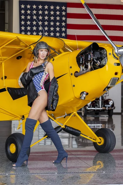 Modelo Loira Bonita Posa Com Uma Aeronave Vintage Wwii — Fotografia de Stock