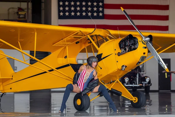 Una Hermosa Modelo Rubia Posa Con Avión Vintage Segunda Guerra — Foto de Stock