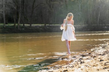 Sarışın bir model, açık havada bahar gününün tadını çıkarıyor. 