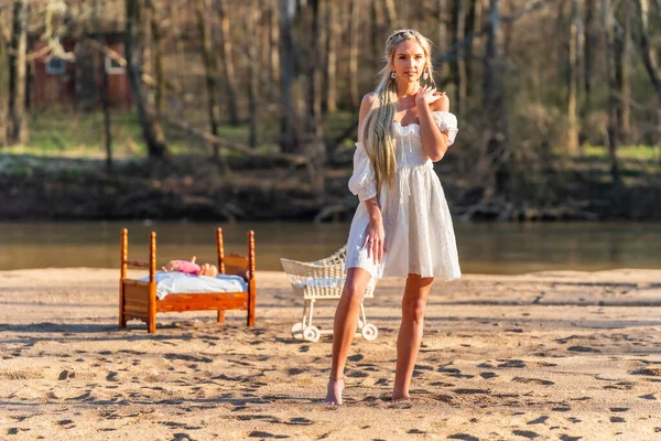 Gorgeous Blonde Model Enjoys Spring Day Outdoors — Stock Photo, Image