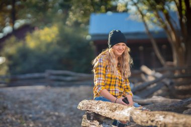 Muhteşem genç bir sarışın manken, Covid-19 salgını sırasında diğerlerinden güvenli bir mesafede kalarak dışarıda bir günün tadını çıkarıyor.