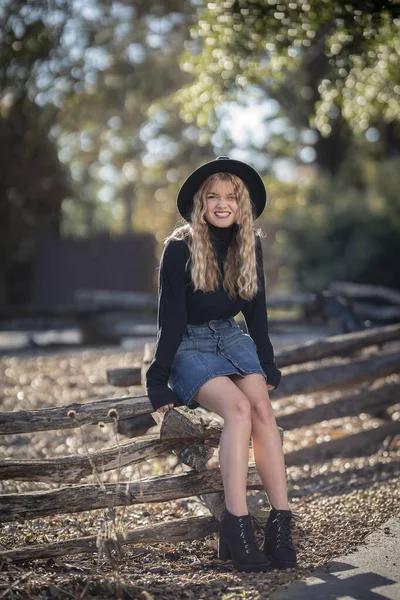 Ein Hinreißendes Junges Blondes Model Genießt Einen Tag Freien Während — Stockfoto