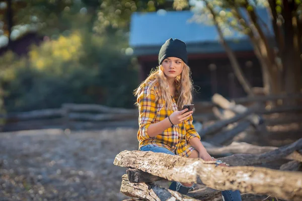 Een Prachtige Jonge Blonde Model Geniet Van Een Dag Buiten — Stockfoto