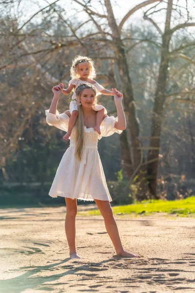 Beautiful Young Mother Her Daughter Enjoy Spring Weather — Stock Photo, Image