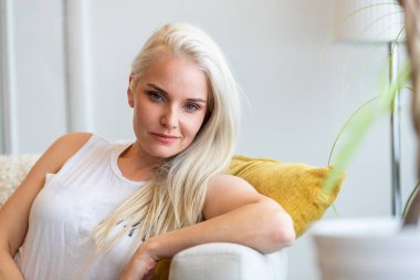 Muhteşem bir sarışın model işten önce evde vakit geçirmekten hoşlanıyor.