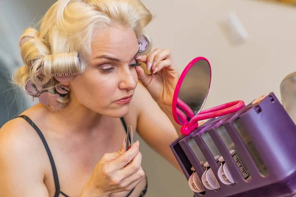 Uma Linda Modelo Loira Faz Sua Maquiagem Antes Posar Lingerie — Fotografia de Stock
