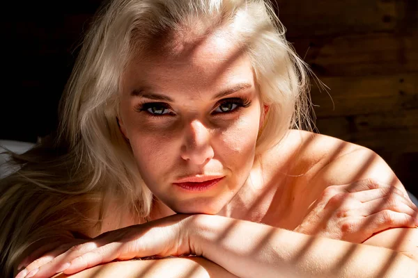 Vacker Blond Modell Poserar Naken Hemmiljö — Stockfoto